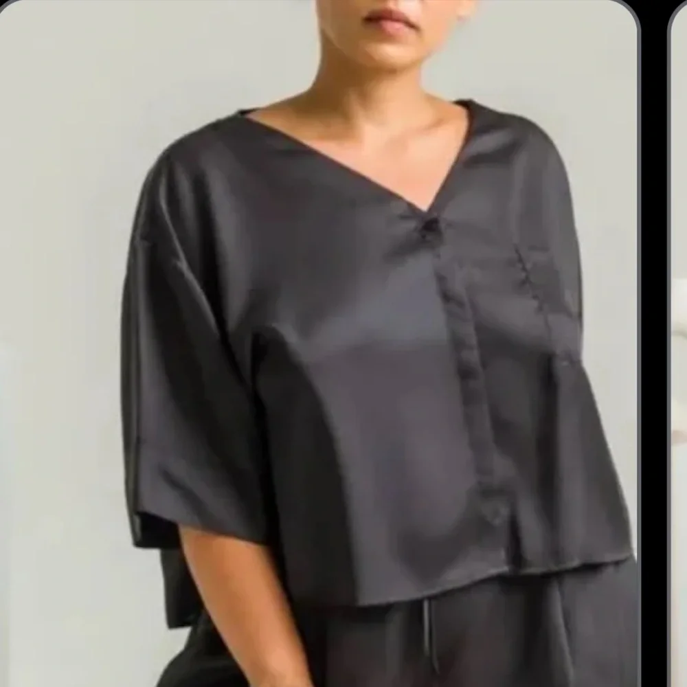 New in Box! Ettitude Sateen Short Sleeve‎ Shirt Onyx (black)